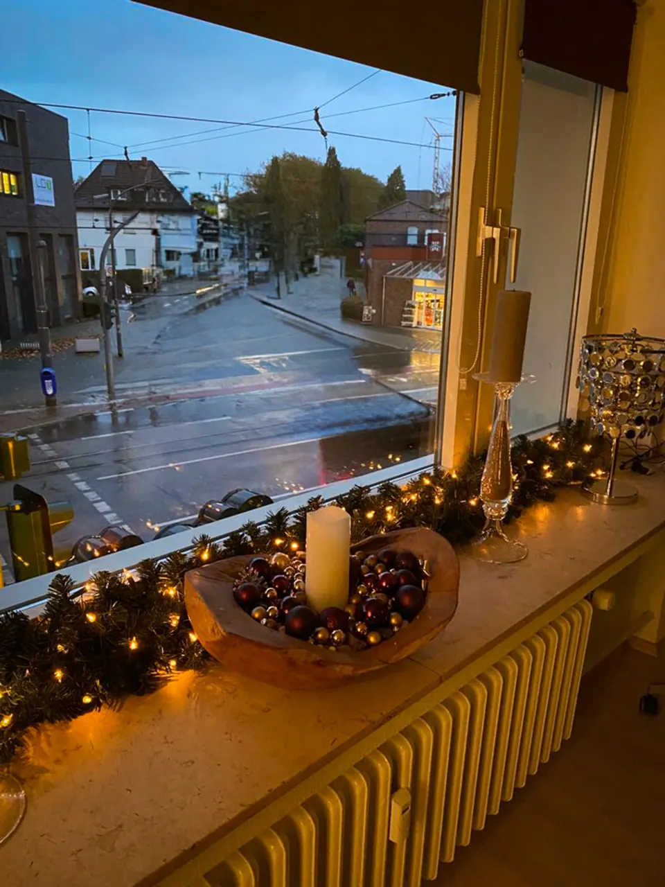 Dekorierte Fensterbank im Studio mit Kerze und Lichterkette