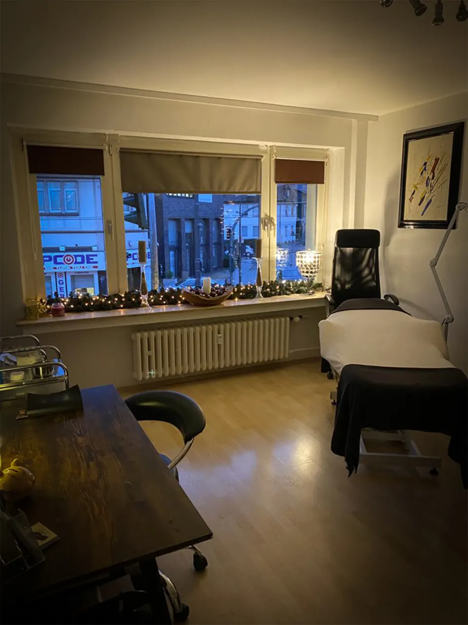 Studio am Abend mit warmem Licht und Massageliege